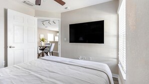 Escritorio, tabla de planchar con plancha, wifi y ropa de cama