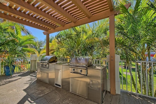 Landing | Beautiful 2BD, Tennis Court, Gym