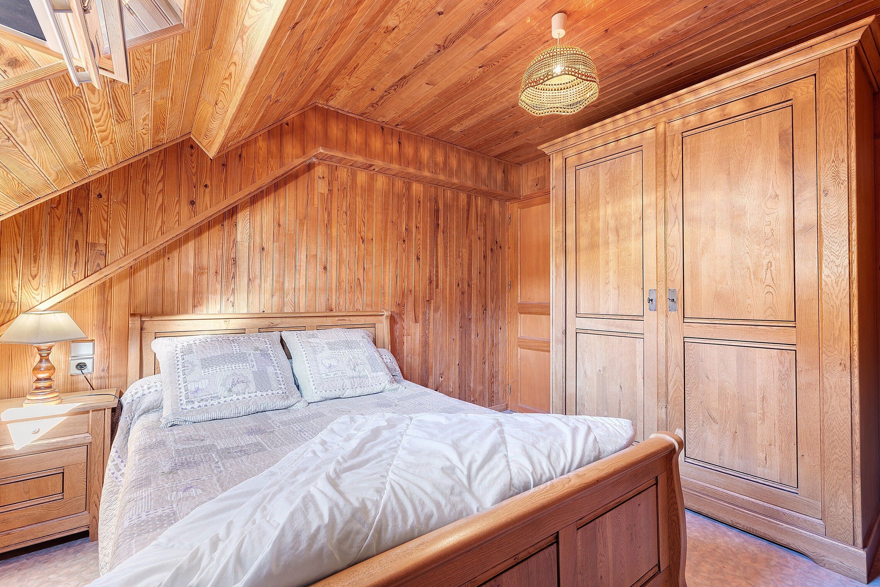 Silitysrauta/-lauta, Wi-Fi, vuodevaatteet