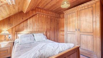 Tabla de planchar con plancha, wifi y ropa de cama