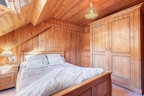 Een strijkplank/strijkijzer, wifi, beddengoed