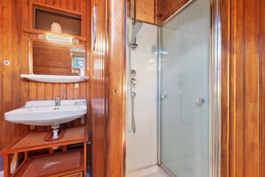 Dusche, kostenlose Toilettenartikel, Haartrockner, Handtücher