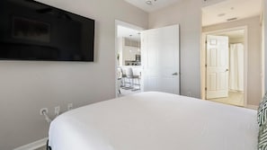 Escritorio, tabla de planchar con plancha, wifi y ropa de cama 