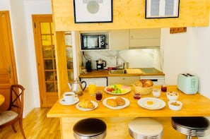 Wasserkocher mit Kaffee-/Teezubehör, Kühlschrank, Mikrowelle, Ofen