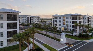 Exterior - Landing | Stunning 2BD, Gym, Pool (Longboat Key)