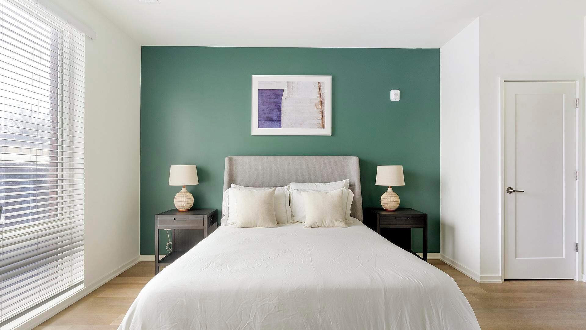 Työpöytä, silitysrauta/-lauta, Wi-Fi, vuodevaatteet