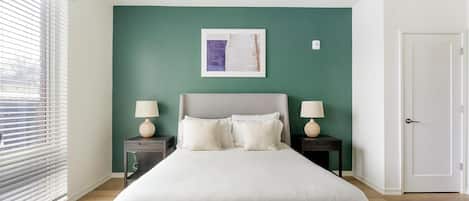 Työpöytä, silitysrauta/-lauta, Wi-Fi, vuodevaatteet