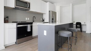 Réfrigérateur, tables à manger