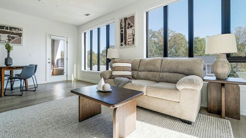 Landing | Modern 3BD, Gym, Pool