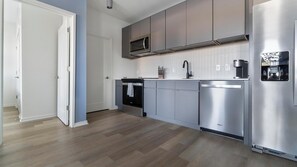 Réfrigérateur, tables à manger