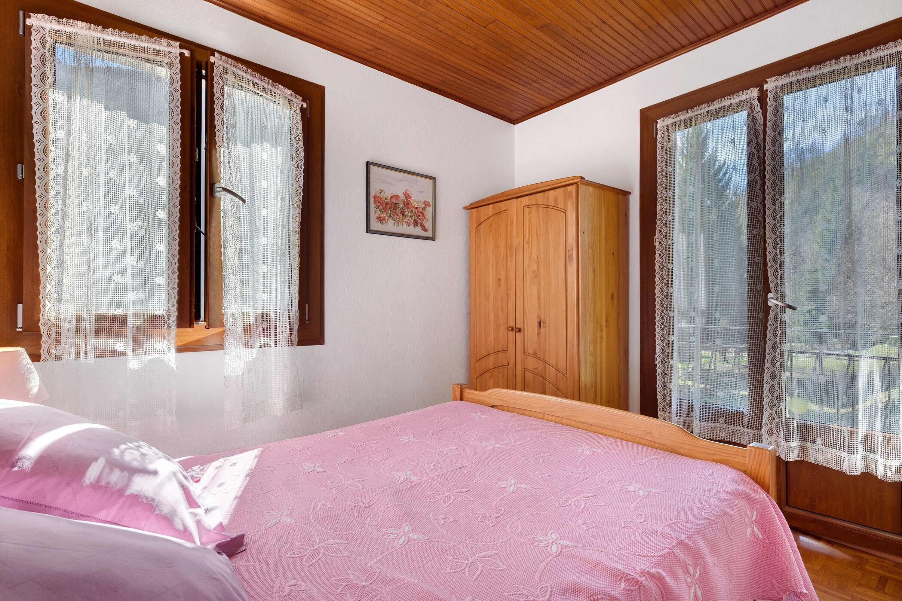 Iron/ironing board, WiFi, bed sheets