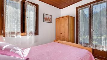 Iron/ironing board, WiFi, bed sheets