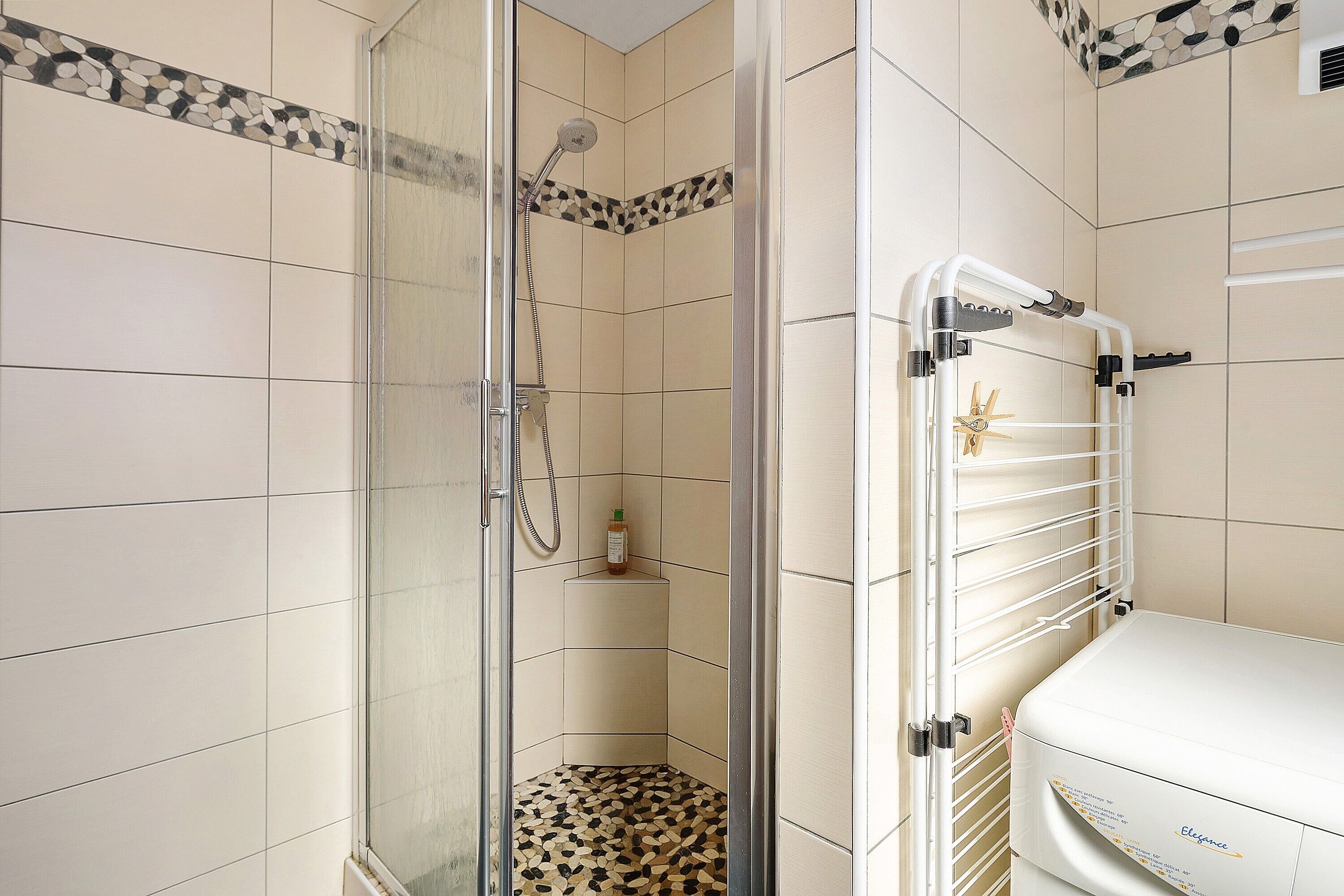 Douche, articles de toilette gratuits, sèche-cheveux