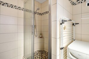 Douche, articles de toilette (gratuits), séchoir à cheveux