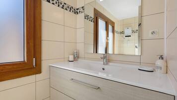 Shower, free toiletries, hair dryer, towels