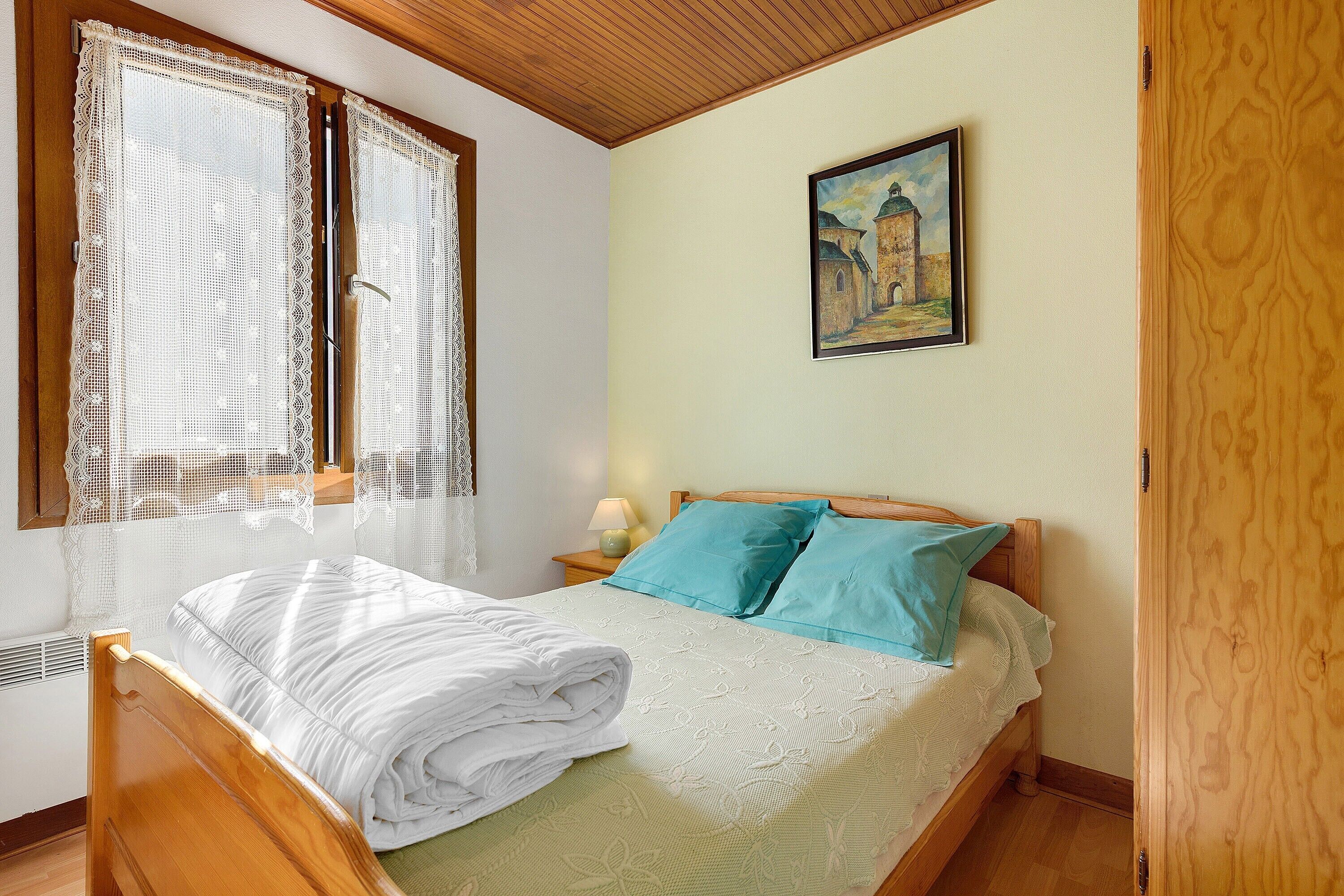 Een strijkplank/strijkijzer, wifi, beddengoed