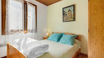 Een strijkplank/strijkijzer, wifi, beddengoed