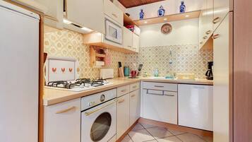 Een koelkast, een magnetron, een oven, een kookplaat