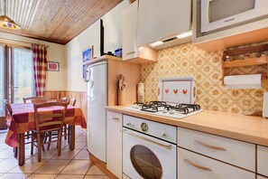 Refrigerador, microondas, horno, placa de cocina