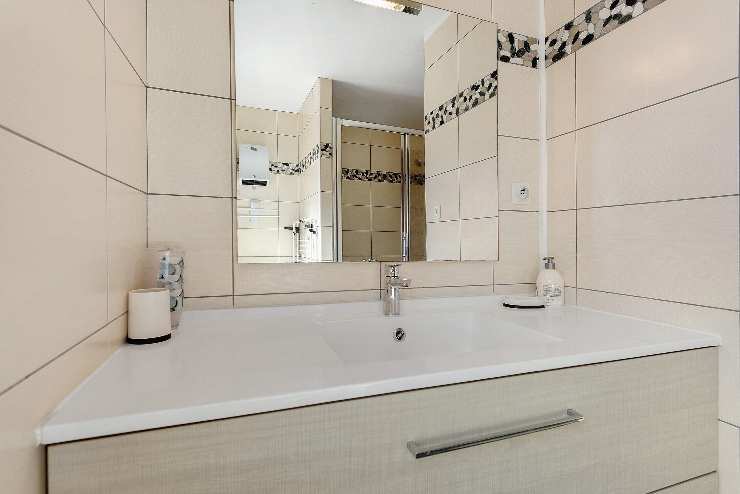 Een douche, gratis toiletartikelen, een haardroger, handdoeken