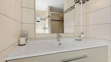 Een douche, gratis toiletartikelen, een haardroger, handdoeken