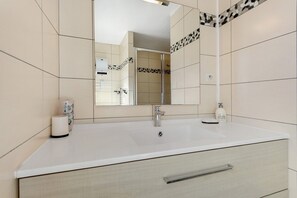 Bruser, gratis toiletartikler, hårtørrer, håndklæder