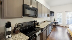Fridge, dining tables - Landing | Stylish Studio, Courtyard (Richmond)