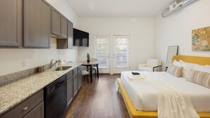 Desk, iron/ironing board, WiFi, bed sheets - Landing | Stylish Studio, Courtyard (Richmond)
