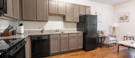 Réfrigérateur, tables à manger