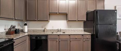 Een koelkast, een eettafel