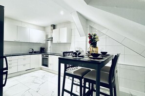 Refrigerador, horno, parrilla de estufa y cafetera y tetera 