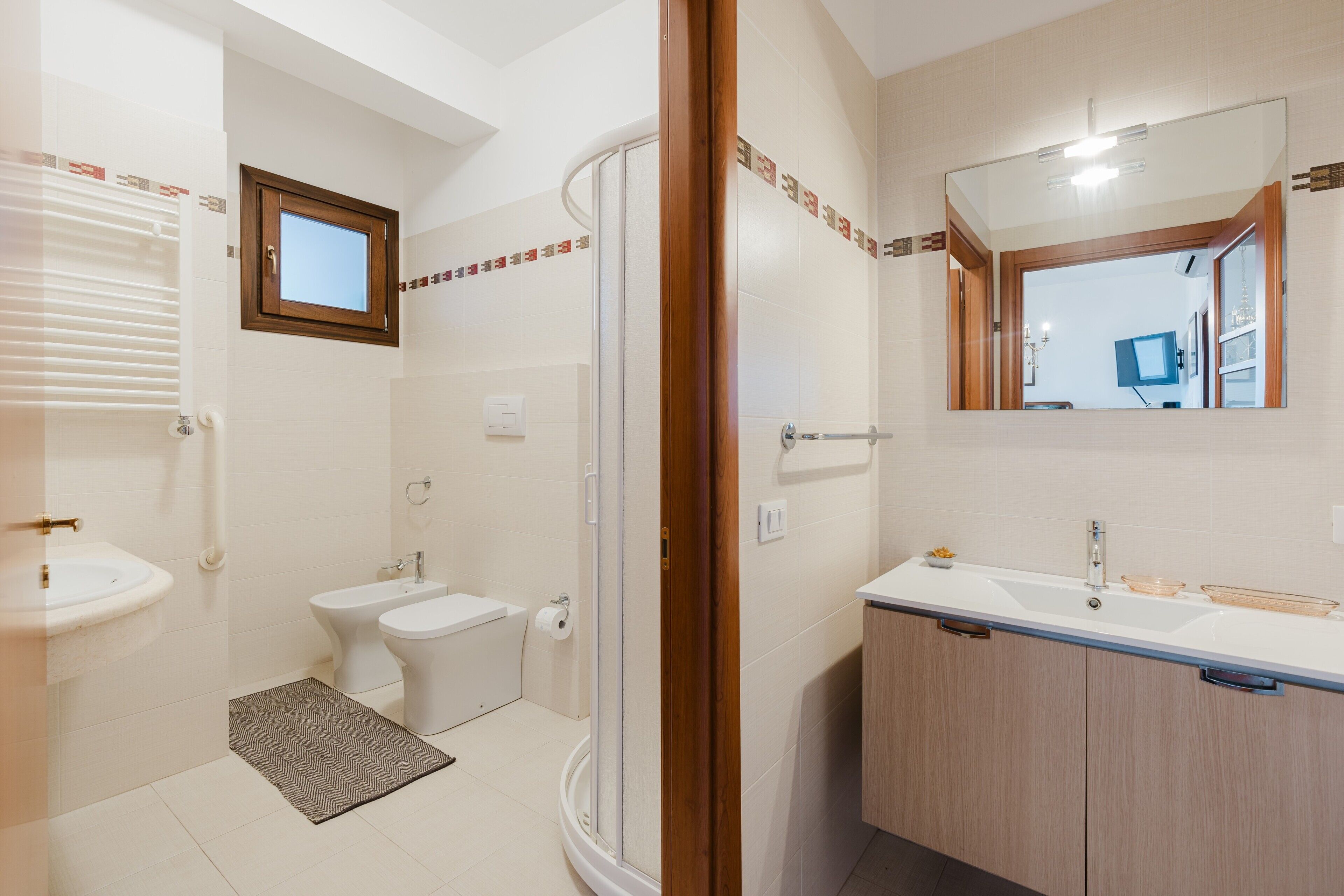 Dusche, kostenlose Toilettenartikel, Haartrockner, Handtücher