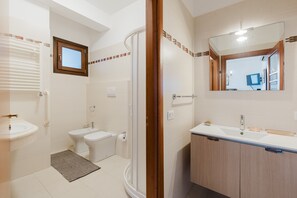 Een douche, gratis toiletartikelen, een haardroger, handdoeken