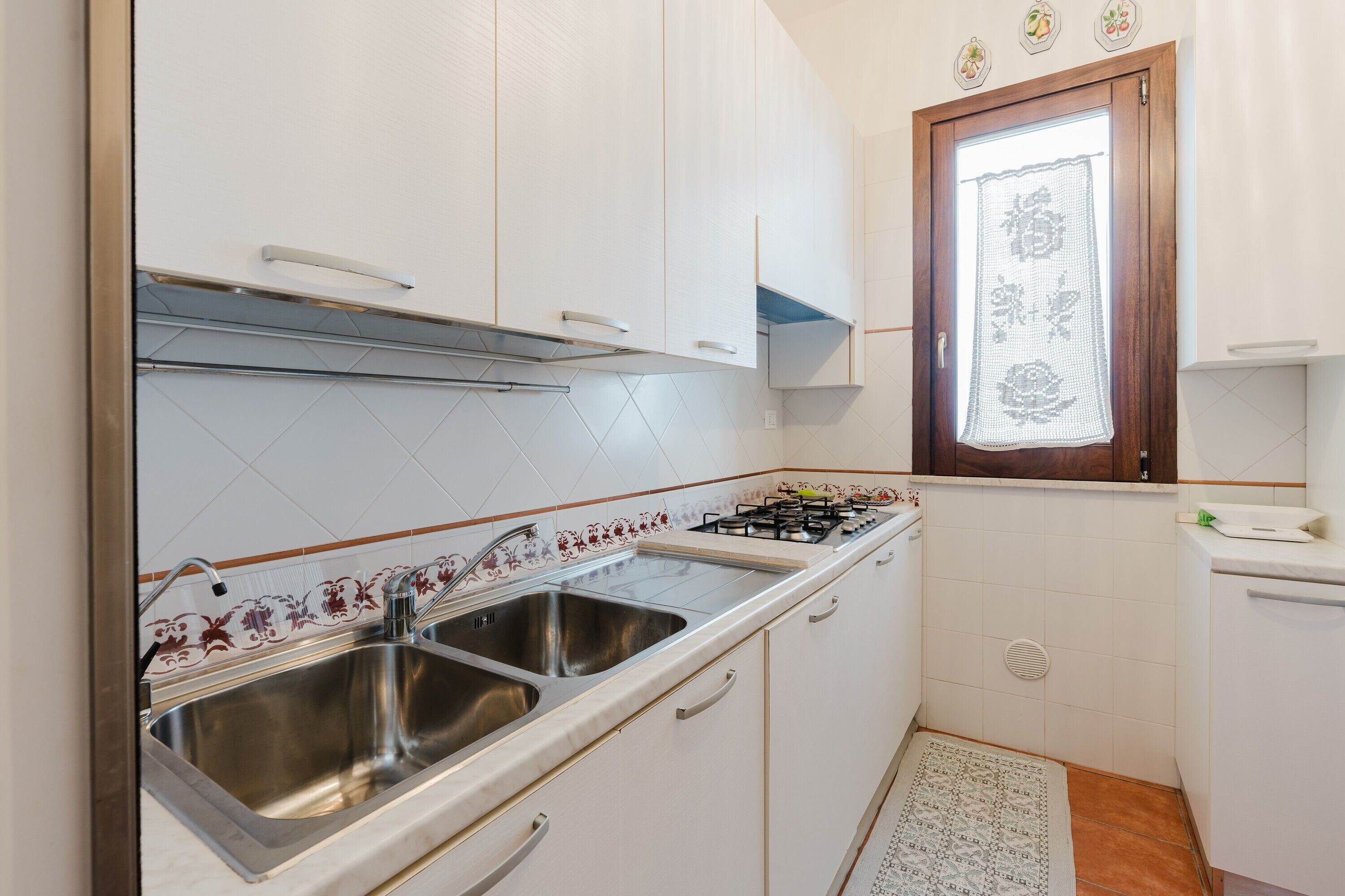 Réfrigérateur, four, plaque de cuisson, cafetière/bouilloire