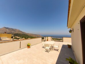 Outdoor dining - Ciciliana: Tranquility and Panoramic Views in Sicily (Valderice)