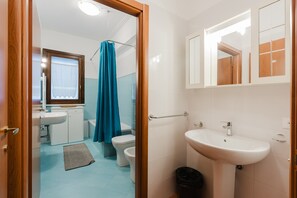 Shower, free toiletries, hair dryer, towels - Ciciliana: Tranquility and Panoramic Views in Sicily (Valderice)