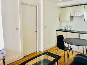 Deluxe Studio | In-room dining - City Sparrow Apartments (London)
