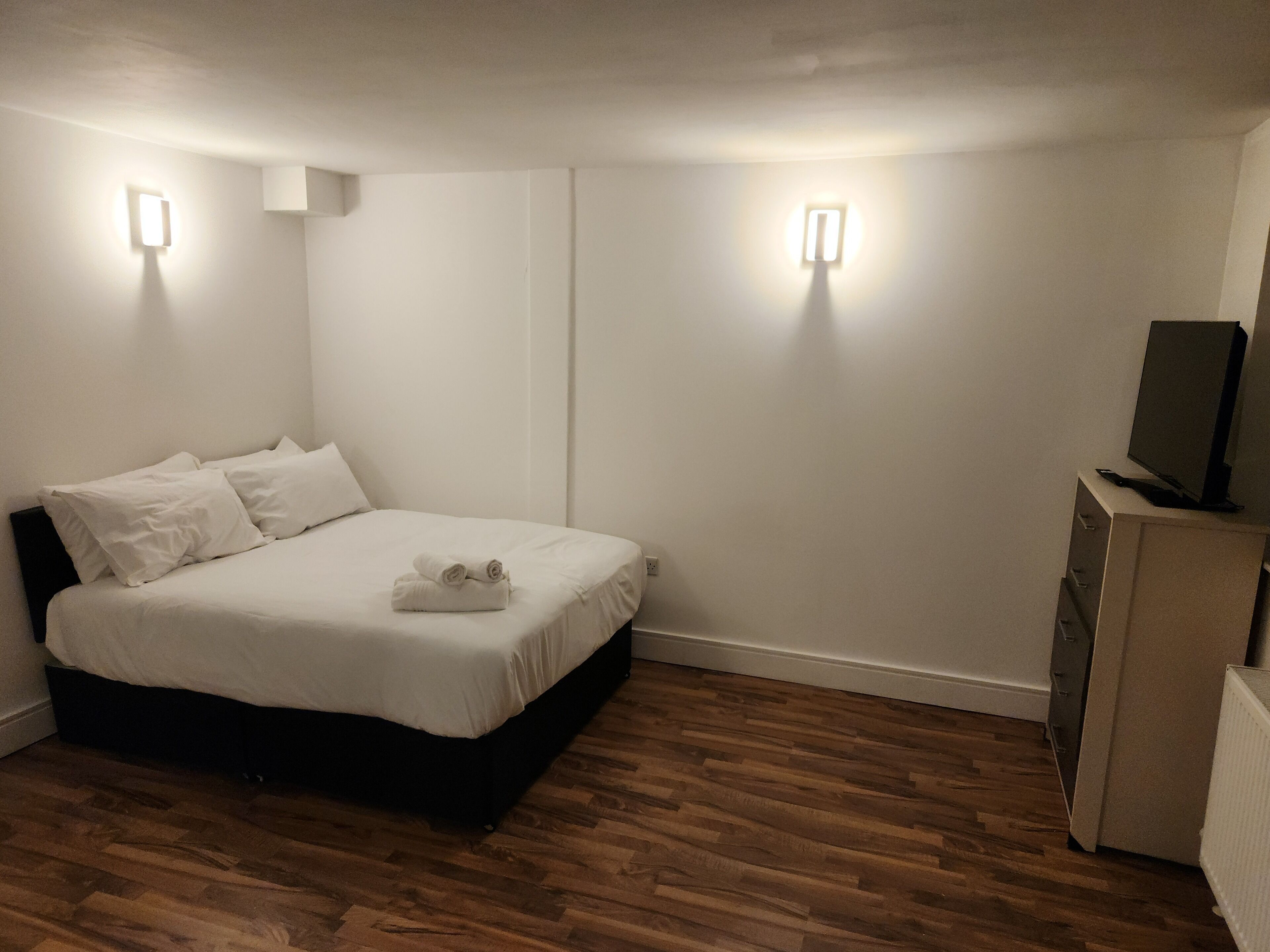 Deluxe Studio | Laptop workspace, iron/ironing board, free WiFi