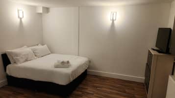 Estudi Deluxe | Espai de treball apte per a portàtils i planxa i posts de planxar