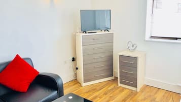 Estudi Deluxe | Espai de treball apte per a portàtils i planxa i posts de planxar