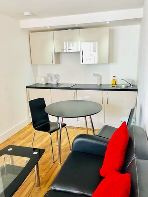 Deluxe Studio | In-room dining - City Sparrow Apartments (London)
