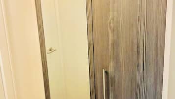 Estudi Deluxe | Espai de treball apte per a portàtils i planxa i posts de planxar