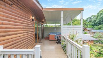 Classic Cabin | Outdoor spa tub