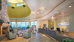 Eine geräumige Lobby mit Kamin, Sitzgelegenheiten und einer Rezeption.