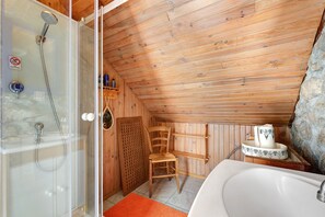 Dusche, kostenlose Toilettenartikel, Handtücher