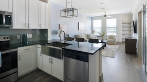 Fridge, dining tables - Landing | Spectacular 1BD, Pool, Gym (The Woodlands)