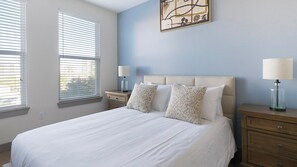 Desk, iron/ironing board, WiFi, bed sheets - Landing | Stylish 2BD, Yoga Studio, Pool (The Woodlands)