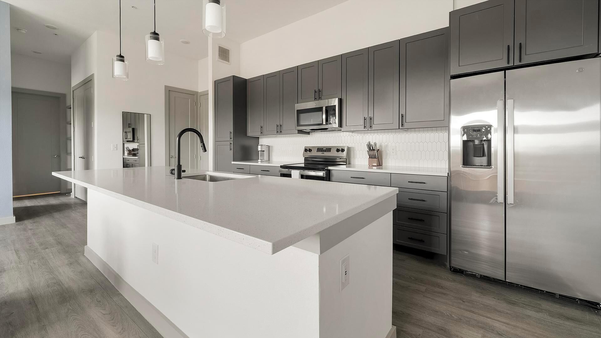 Réfrigérateur, tables à manger