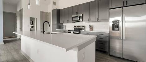 Réfrigérateur, tables à manger