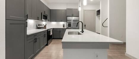 冷蔵庫、ダイニングテーブル